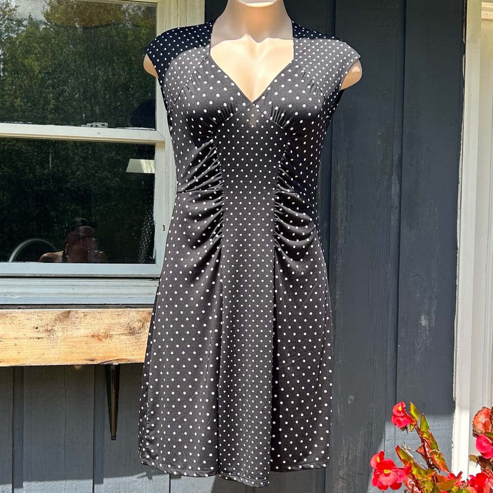 Retro polka dot sweetheart vneck line cute date night dress